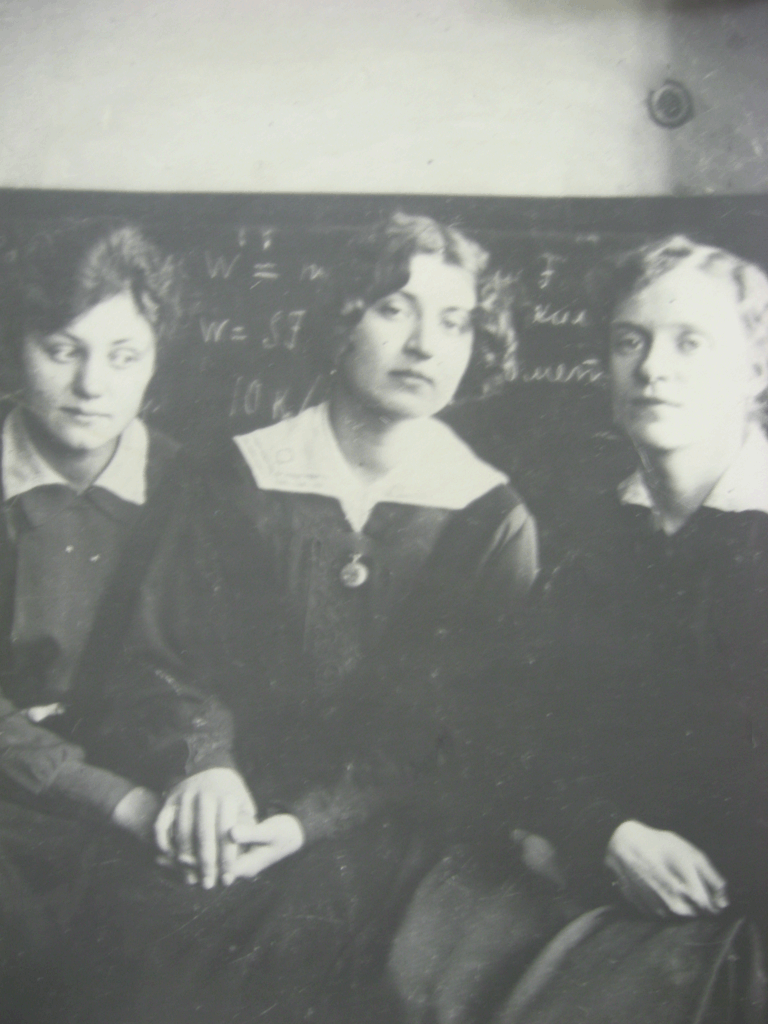 гимназистка Барарабашкина с одноклассницами 