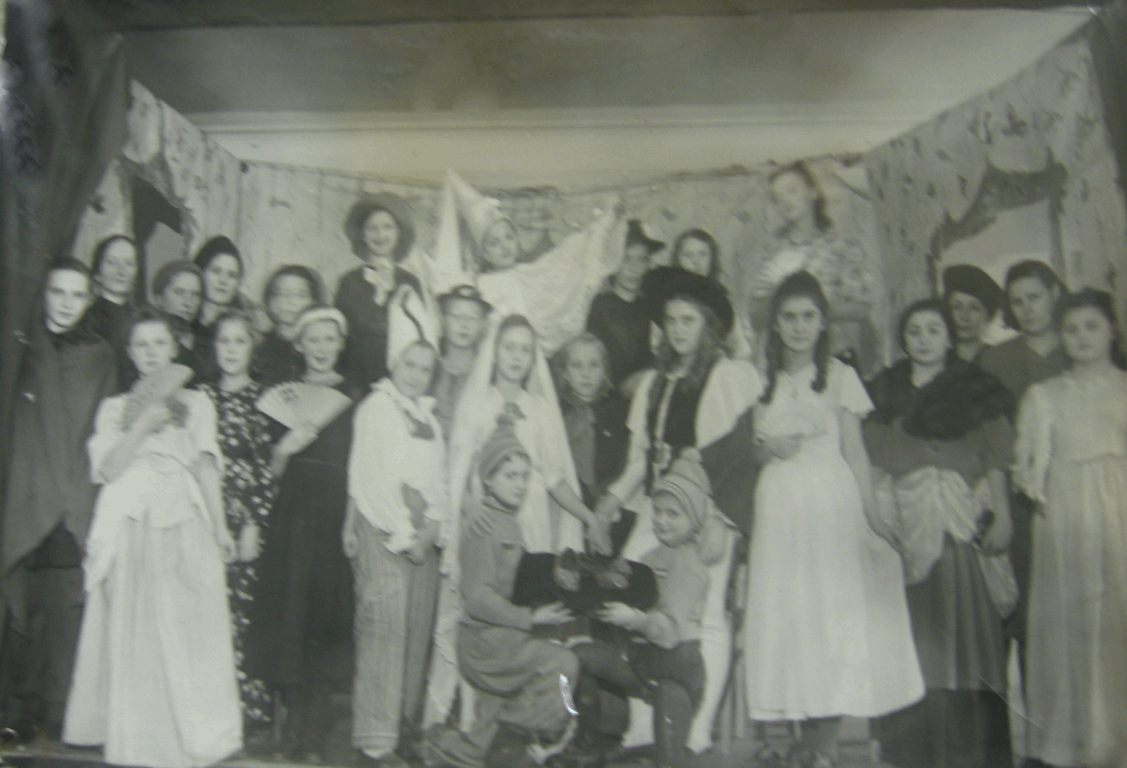 постановка спектакля под руководством Е.Шугаевой 1930год