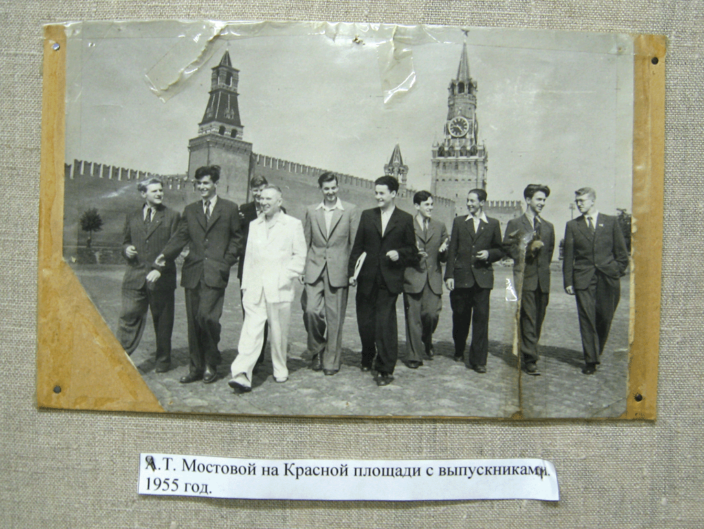 Мостовой а Красной площади с выпускниками .